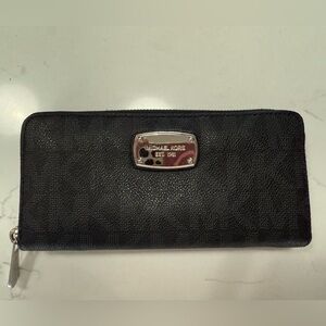 Michael Kors Jet Set Travel Large Logo Quarter-Zip Wallet